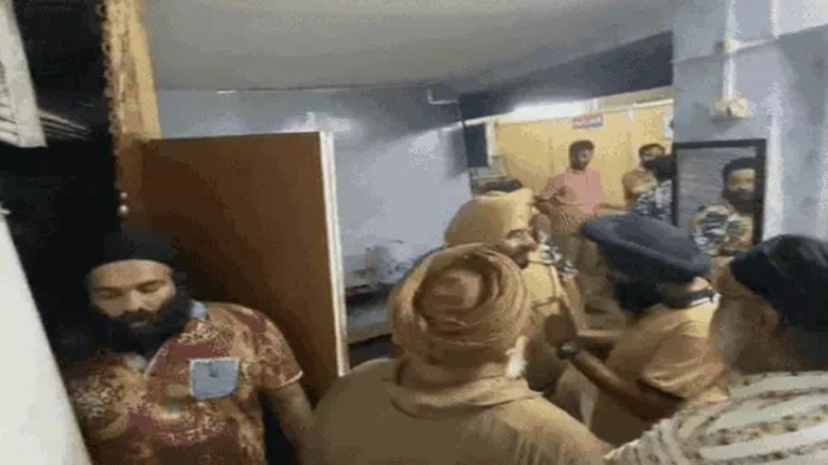 Punjab News: पुलिसकर्मियों के साथ मारपीट और थाने में तोड़फोड़, आरोपियों के खिलाफ मामला दर्ज