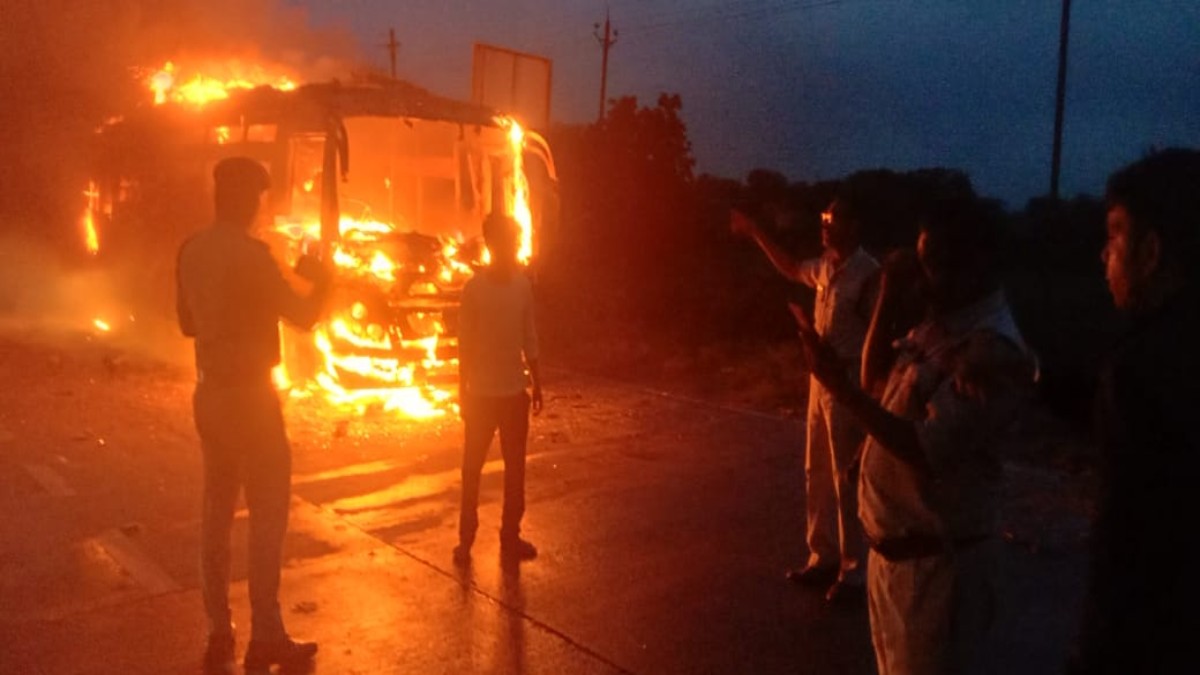 चलती बस में अचानक लगी भीषण आग, मचा हडकंप