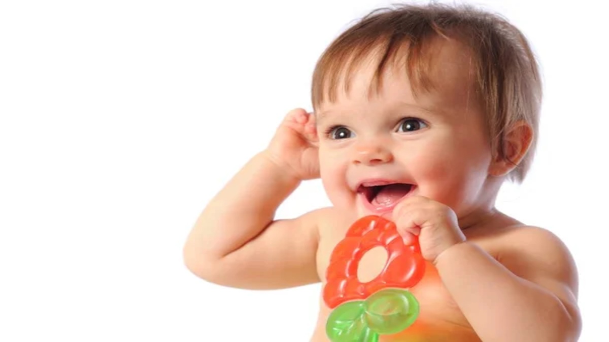बच्चों के निकल रहे हैं दांत तो उन्हें प्लास्टिक टीथर देने से बचें, ये Natural Teether है बढ़िया ऑप्शन…