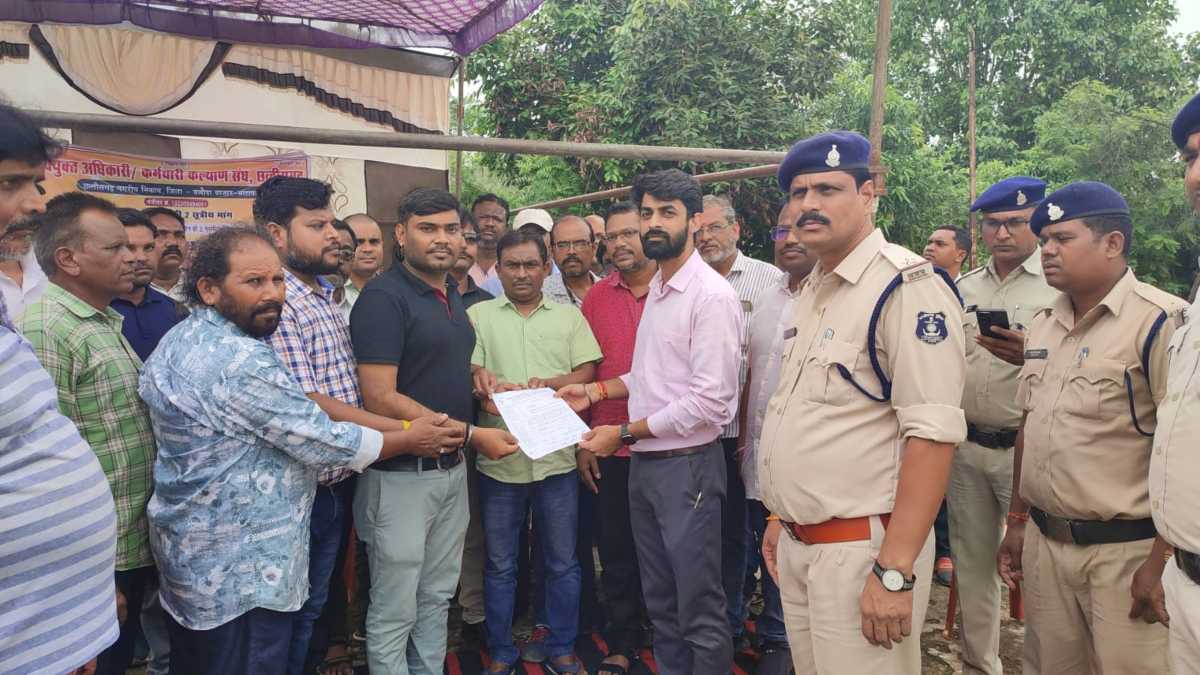 नवनियुक्त नगरीय निकाय कर्मचारी संघ ने दो सूत्रीय मांग को लेकर किया प्रदर्शन, मांगें पूरी नहीं होने पर अनिश्चित कालीन हड़ताल की दी चेतावनी