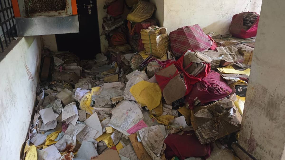तहसील ऑफिस में फाइलों का कबाड़, एसडीएम बोले- गैर जरूरी होंगी फाइलें