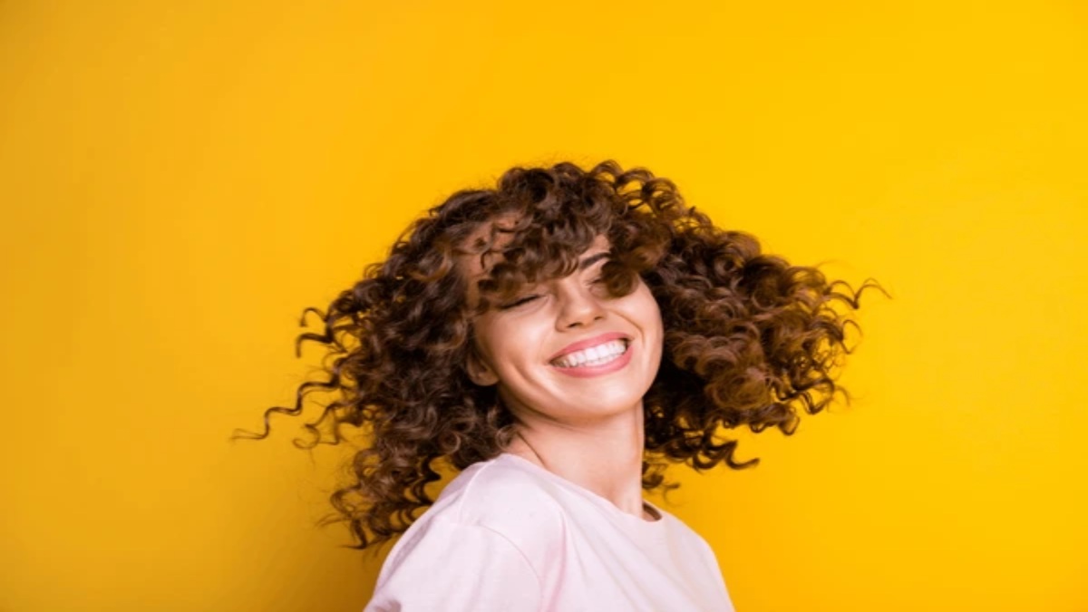 Curly Hair Care Tips In Monsoon : बारिश के मौसम में इन 6 तरीकों से करें घुंघराले बालों की केयर, नहीं लगाने पड़ेंगे पार्लर के चक्कर…