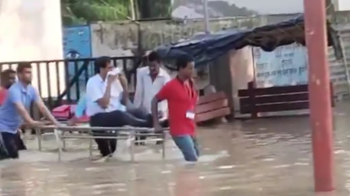 नहीं घटनी चाहिए प्रिंसिपल साहब की नवाबी, कॉलेज में भरा पानी, स्ट्रेचर पर बैठ कर्मचारियों को बनाया मजदूर, Video Viral