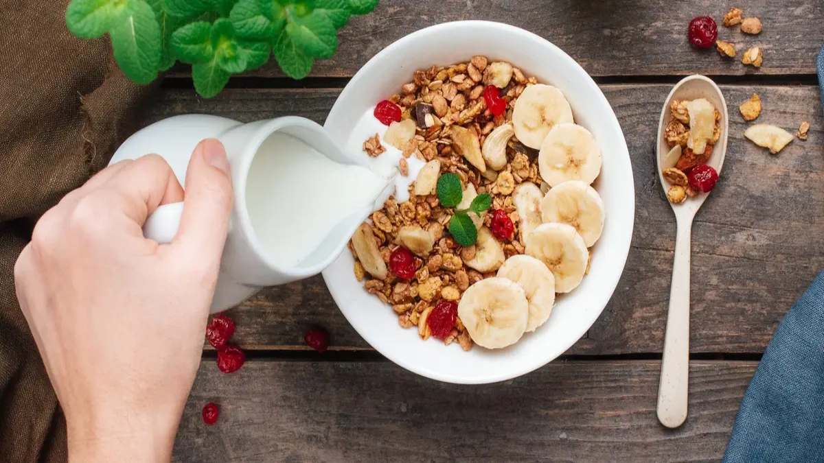 Vitamin B12 Deficiency: विटामिन बी12 की कमी से हो सकती है गंभीर समस्याएं, जानिए क्या हैं लक्षण और कैसे करें दूर…
