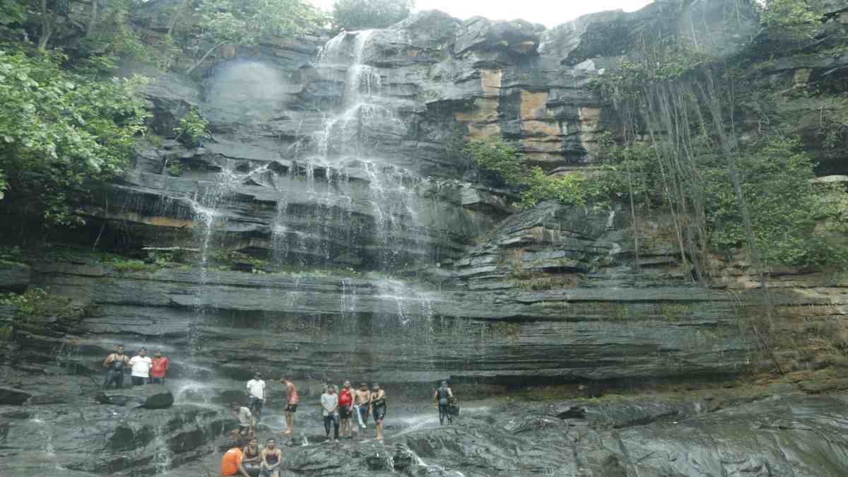 ये है छत्तीसगढ़ का 110 फीट ऊंचा जलप्रपात : चिंगरापगार में पर्यटकों के लिए बढ़ेगी सुविधाएं, बरसते पानी में व्यवस्था देखने पहुंचे कलेक्टर-एसपी, सुरक्षा, पार्किंग और स्वच्छता के लिए बनाई प्लानिंग