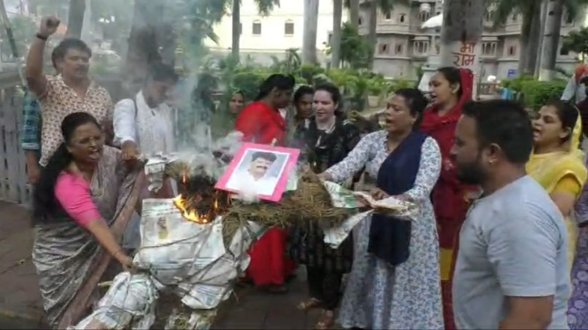 महिला कांग्रेस का प्रदर्शनः रेप के आरोपी पार्षद का फूंका पुतला, कार्रवाई नहीं होने पर दी उग्र आंदोलन की चेतावनी