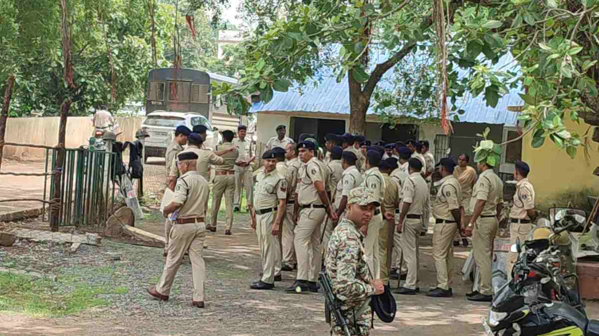 हिंसा मामला : विधायक यादव के बलौदाबाजार आने की संभावना पर सुरक्षा के पुख्ता इंतजाम, इधर MLA देवेंद्र ने हाईकोर्ट में लगाई याचिका, कहा – CBI जांच की जगह निर्दोषों पर कार्रवाई कर रही सरकार