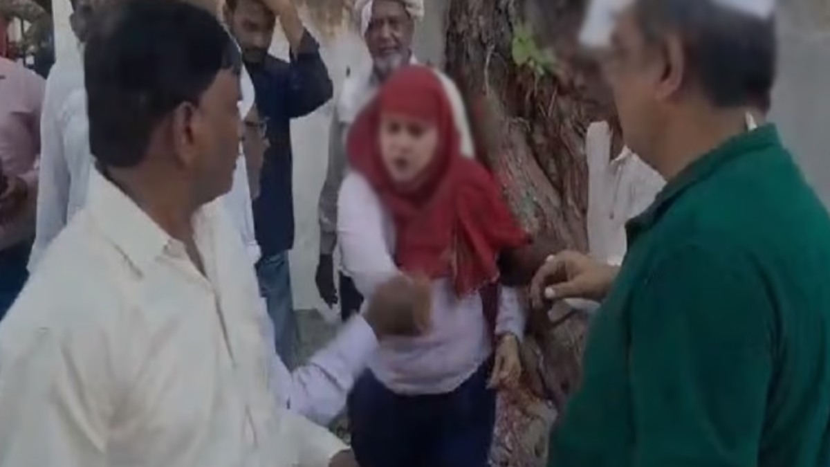 महिला कार्यकर्ता ने की इस नेता की पिटाई, कहा- अवैध संबंध बनाने के लिए बनाता है दबाव…
