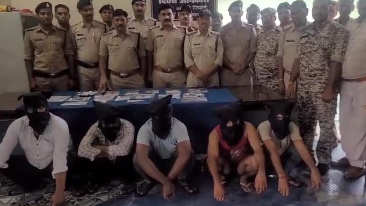 लुटेरों के अंतरराज्यीय गिरोह का भंडाफोड़: 5 आरोपी चढ़े पुलिस के हत्थे, जेवरात-बाइक समेत 11 लाख का माल जब्त