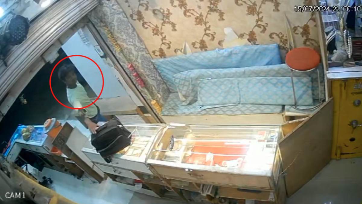 चोर ने ज्वेलरी शॉप को बनाया निशाना, सोना और कैश लेकर हुआ फरार, वारदात CCTV में कैद