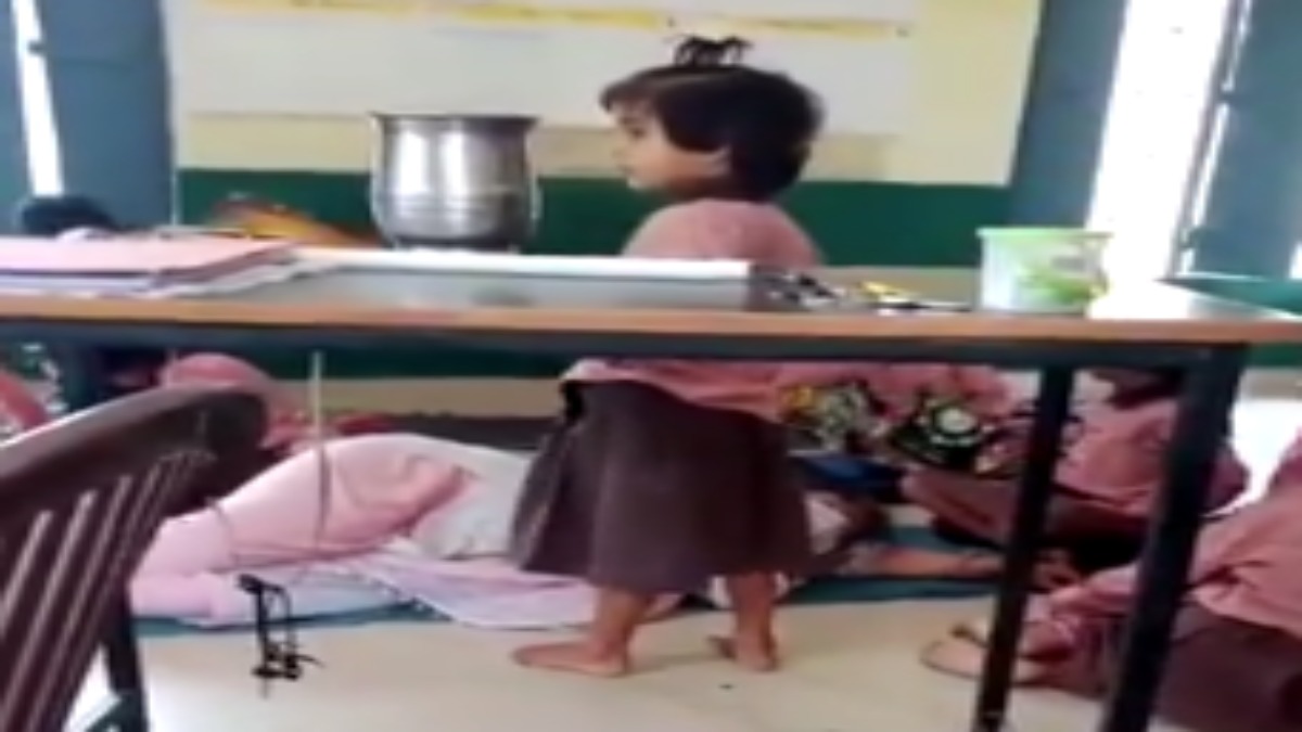 मासूम बच्चों से टीचर करवा रही थी ये काम, Video वायरल होने के बाद मचा हड़कंप