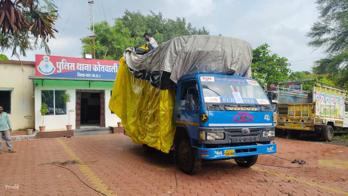 पुलिस की कार्रवाई: DJ लगा मॉडिफाइड मिनी ट्रक जब्त, बिना फिटनेस के सड़क पर दौड़ रही थी गाड़ी