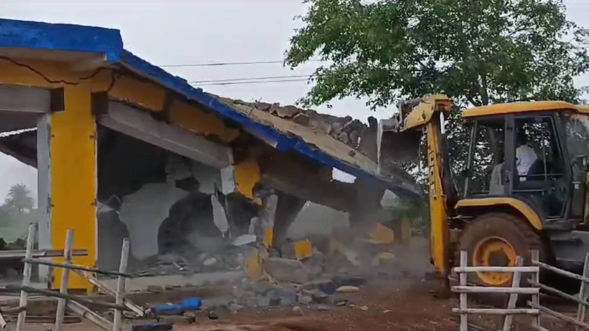 कांग्रेस पार्षद के अवैध कब्जे पर चला प्रशासन का बुलडोजर, 24 दुकानें जमींदोज, पूर्व मंत्री का धौंस दिखाकर किया था कब्जा