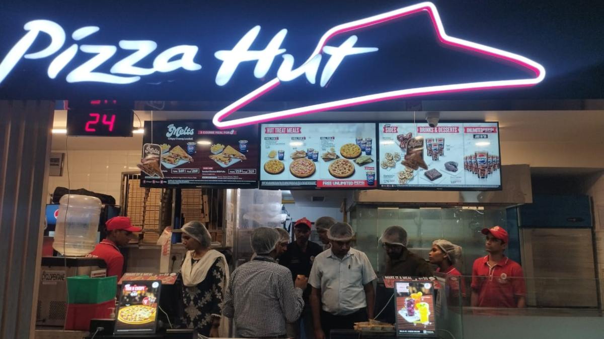 Magneto Mall के KFC, Pizza Hutt और Momos Adda पर खाद्य विभाग का छापा: एक ही फ्रीजर में मिले वेज और नॉनवेज, मैदे में मिली गंदगी, 100 लीटर तेल जब्त