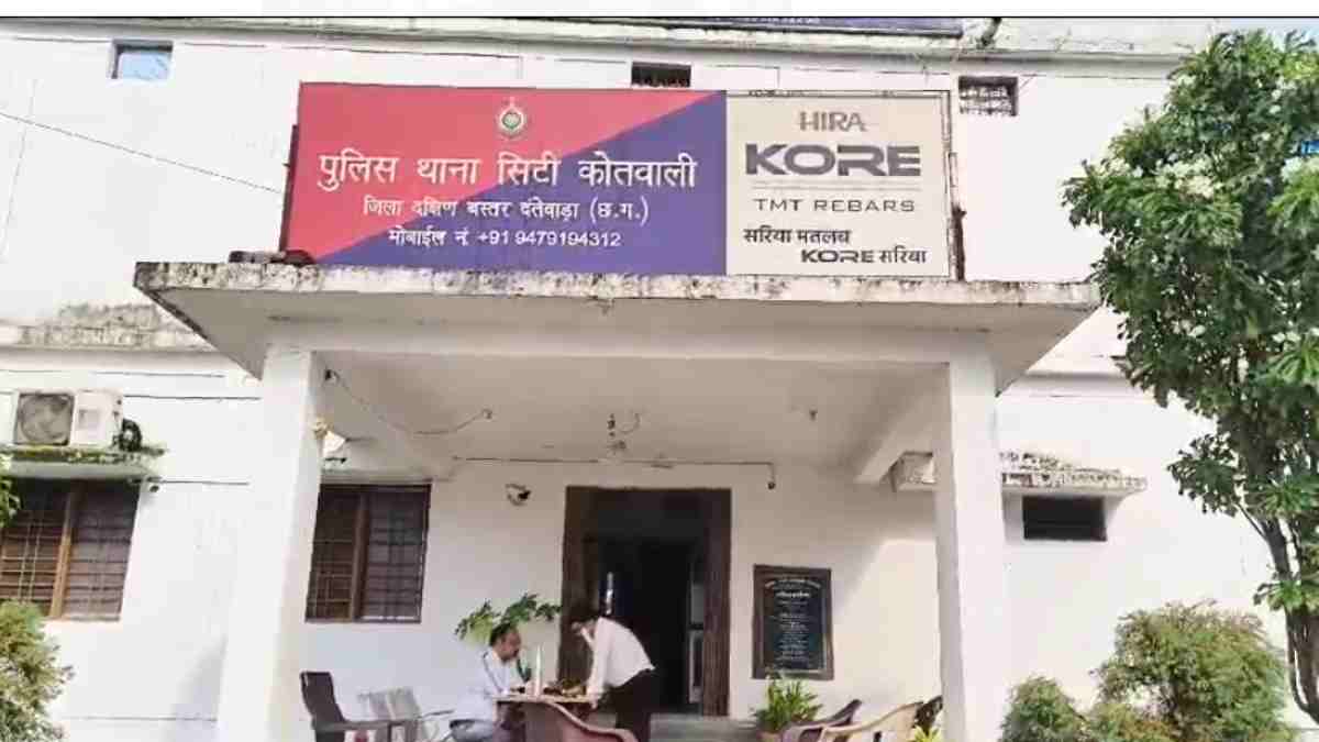 पटवारी ने SDM पर हाथ उठाने का लगाया आरोप, थाने पहुुंचा मामला, इधर जिला प्रशासन ने पटवारी को बताया लापरवाह और भ्रष्ट, मामला तूल पकड़ते ही पटवारी का तबादला