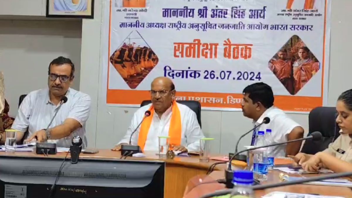 राष्ट्रीय एसटी आयोग अध्यक्ष ने कलेक्ट्रेट में की समीक्षा: हॉस्टल और जिला अस्पताल का किया निरीक्षण, गंदगी मिलने पर सिविल सर्जन को लगाई फटकार