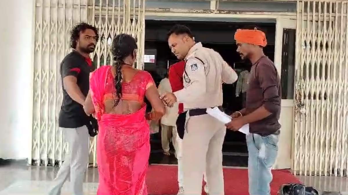 कलेक्ट्रेट में महिला ने उठाया खौफनाक कदम, पुलिसकर्मियों के उड़े होश, सामने आई ये वहज