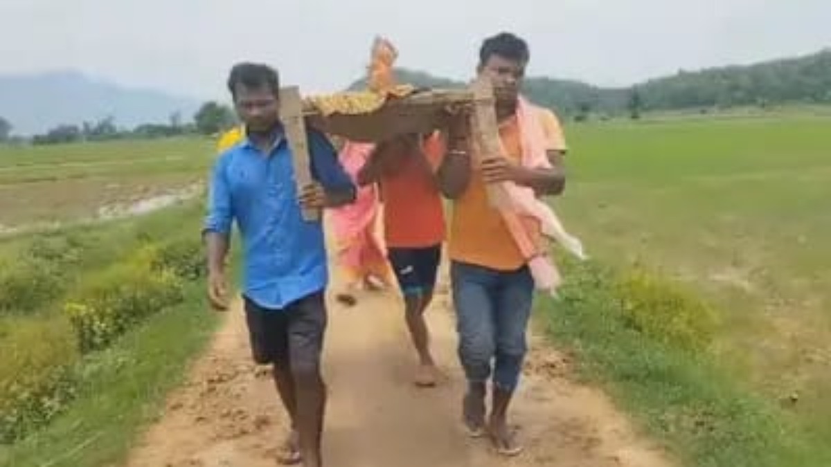 Odisha News: ओडिशा में सड़क न होने के कारण खाट पर ले जाई गई महिला मरीज, अस्पताल पहुंचने से पहले हुई मौत…