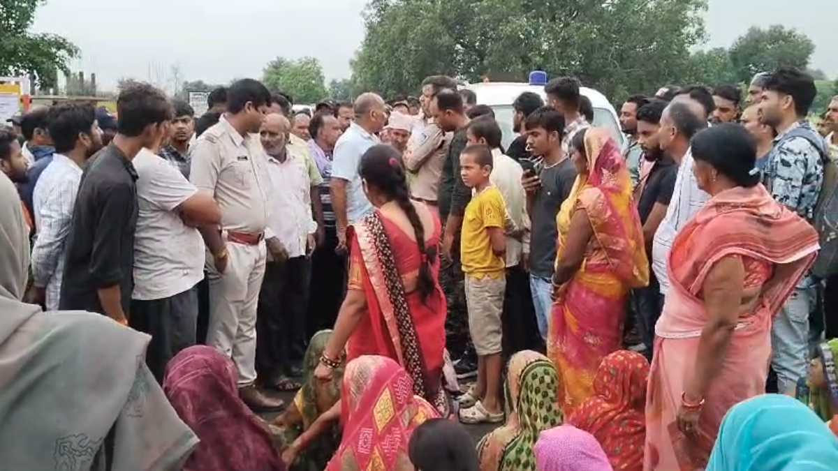 सीधी में युवक की हत्या: परिजनों ने शव रखकर किया चक्काजाम, आरोपियों की गिरफ्तारी और मकान तोड़ने की मांग