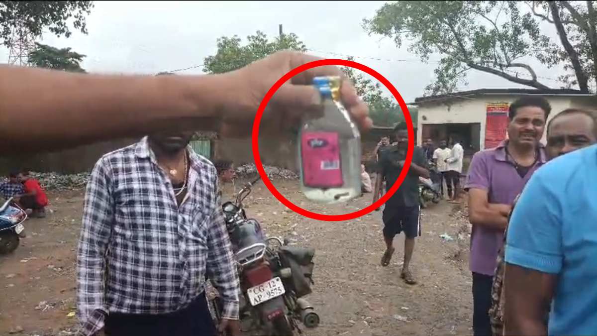 छत्तीसगढ़: देसी शराब की बोतल में मिले कीड़े, शराबियों ने मचाया हंगामा, मिलावटी शराब बेचने का लगाया आरोप