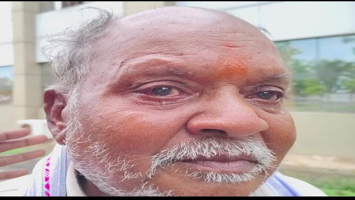 प्रभारी मंत्री का भी डर नहीं…तहसील ऑफिस में पैसे का खेल : तहसीलदार सस्पेंड होने के बाद भी नहीं सुधरा सिस्टम, धोखाधड़ी कर बड़े बेटे के नाम कर दी जमीन, पिता को अब खाना भी नसीब नहीं, न्याय नहीं मिलने पर प्रशासन से मांगी ईच्छा मृत्यु
