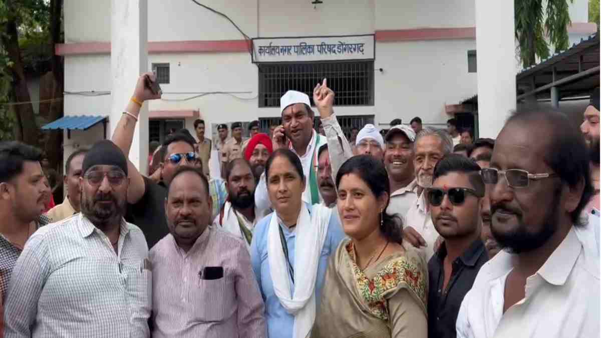 ध्वस्त हुआ अविश्वास प्रस्ताव : डोंगरगढ़ में कांग्रेस की बनी रहेगी शहर सरकार, कांग्रेसियों ने ढोल-नगाड़े बजाकर मनाई खुशी, जानिए किसके पक्ष में पड़ा कितना वोट…