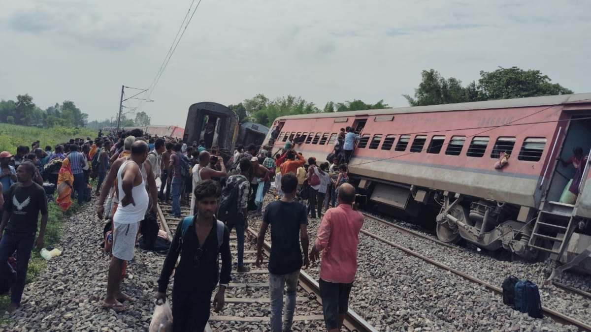 UP Train Accident: डिब्रूगढ़ एक्सप्रेस के कई डब्बे पटरी से उतरे, 4 यात्रियों की मौत, 20 घायल, हेल्पलाइन नंबर जारी