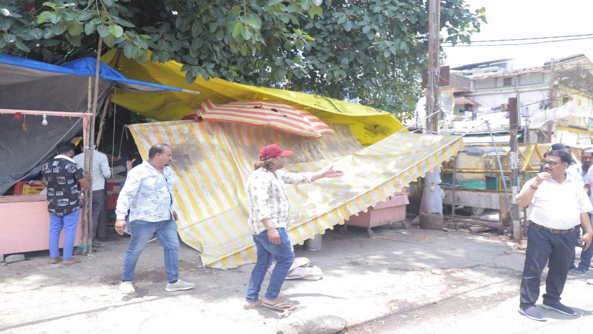 Ujjain में अतिक्रमण को लेकर प्रशासन सख्त, सड़क किनारे से हटाया कब्जा, दर्शनार्थियों को हो रही थी परेशानी