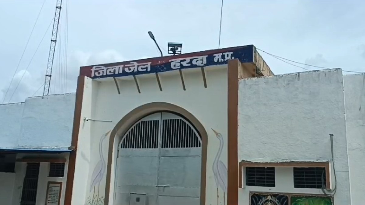 डिप्टी जेलर पर कैदी ने किया हमला: अटैक में पुलिसकर्मी घायल, सामने आई ये वजह