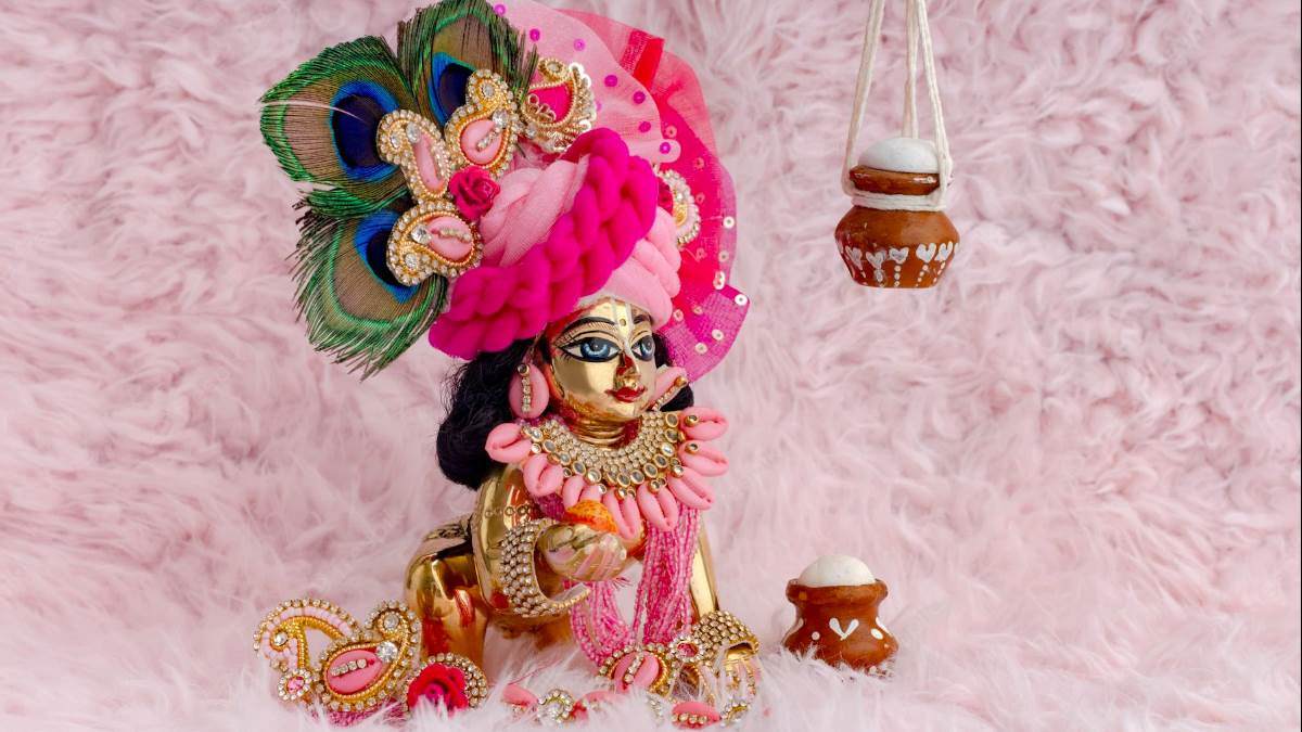 आप भी लड्डू गोपाल को अपने साथ सफर में लेकर जाते हैं, तो इस तरह से करें उनकी सेवा…