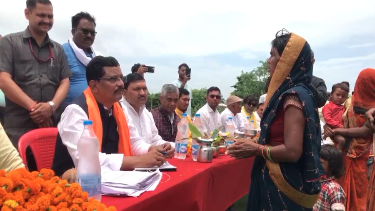 रामलाल रौतेल ने आदिवासियों से की मुलाकात, कहा- पीड़ितों को मिलेगा न्याय, वन अमले ने अवैध कब्जा बताकर ध्वस्त किया था मकान