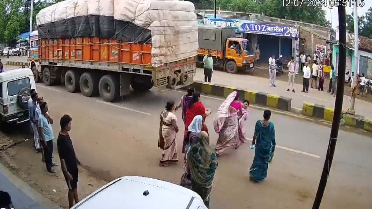 CG में अवैध निर्माण को तोड़ने पर विवाद : भाजपा पार्षद को महिलाओं ने घर से निकाला, फिर धक्का देकर सड़क पर घसीटा, देखें VIDEO…