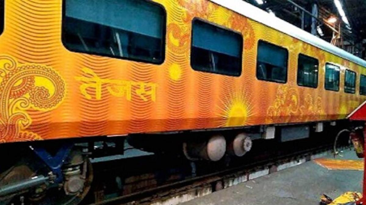 तेजस एक्सप्रेस में दौड़ रहे चूहे, Video वायरल होने के बाद लोग बोले- ज्यादा पैसे लेकर दे रहे घटिया सुविधा