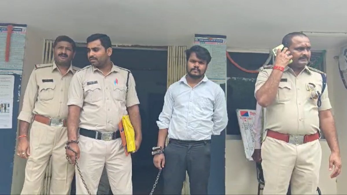 चौकीदार ही निकला चोरः लॉकर में रखे 20 लाख की एफडी और ज्वेलरी बैंक हाउस कीपर ने किया गायब