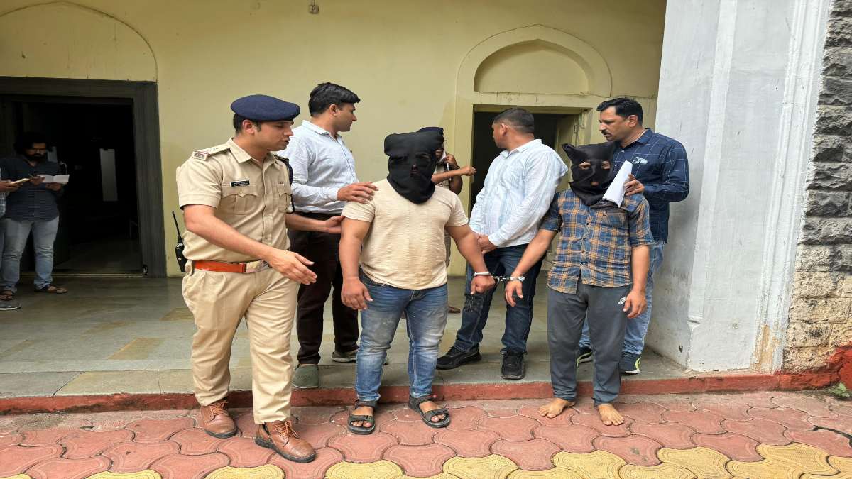 Indore Crime: 2 शातिर चोर चढ़े पुलिस के हत्थे, मकान मालिक पर हमला कर ले उड़े थे जेवरात