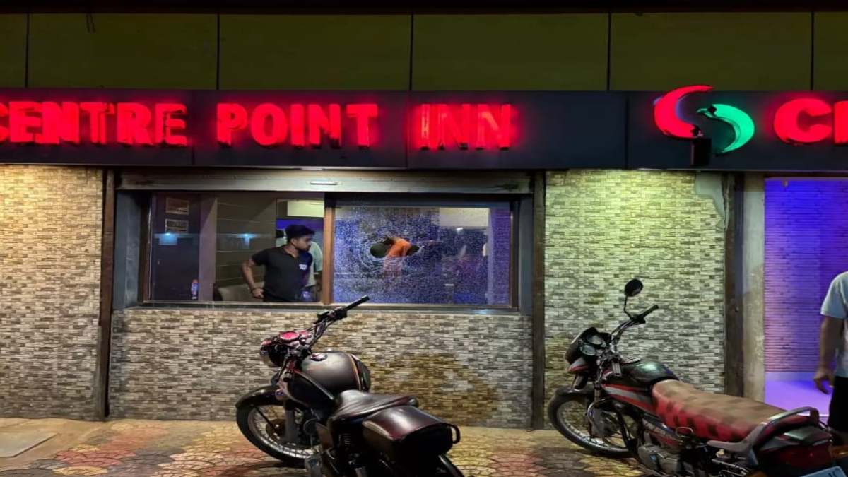 Video: शराब पीने से मना करने पर नशे में धुत युवकों ने बार में की तोड़फोड़, घटना CCTV कैमरे में कैद, तलाश में जुटी पुलिस