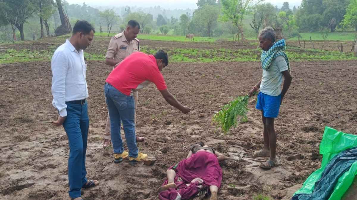 CRIME NEWS : पराए मर्दों से बात कर रही पत्नी को देख पति हुआ आगबबूला, फिर फावड़े से वार कर उतारा मौत के घाट
