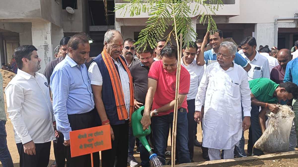 अशोका पाम मेडोज में रोपे गए ‘एक पेड़ मां के नाम’: सांसद बृजमोहन अग्रवाल हुए शामिल, कहा- बच्चों के भविष्य और बुजुर्गों की आत्मा की शांति के लिए वृक्षारोपण सर्वश्रेष्ठ कार्य