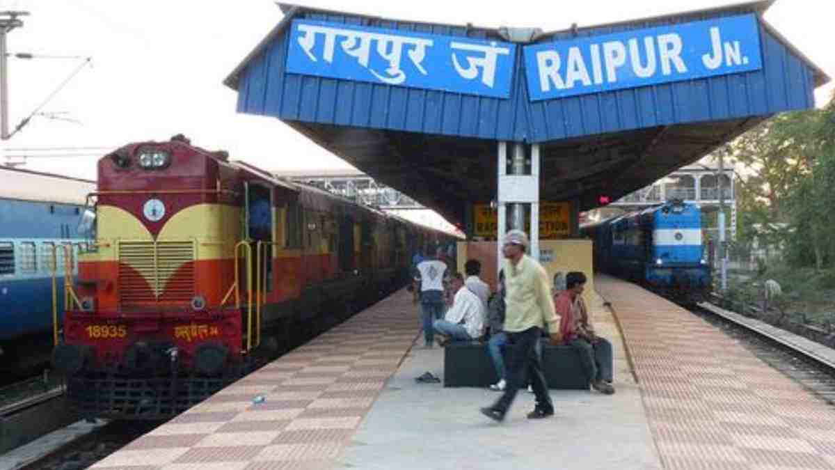 पटरी से उतरी हावड़ा-मुंबई मेल : झारखंड में हादसे के बाद दुर्ग, रायपुर और बिलासपुर में रुकी कई ट्रेनें, यात्रियों की सुविधा के लिए रेलवे ने जारी किया हेल्पलाइन