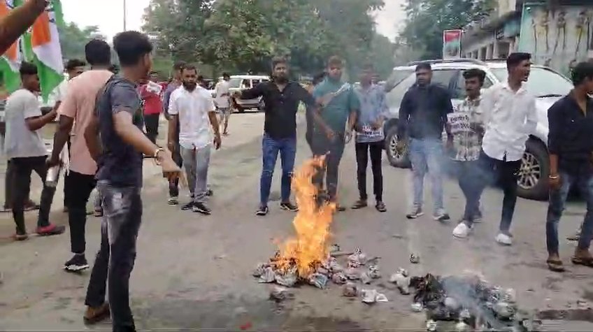 कांग्रेसियों ने कहा… ‘उठिये जागिये चाय पीजिये प्यारे DRM महोदय’, रेलवे प्रबंधन की मनमानी को लेकर प्रदर्शन कर फूंका पुतला