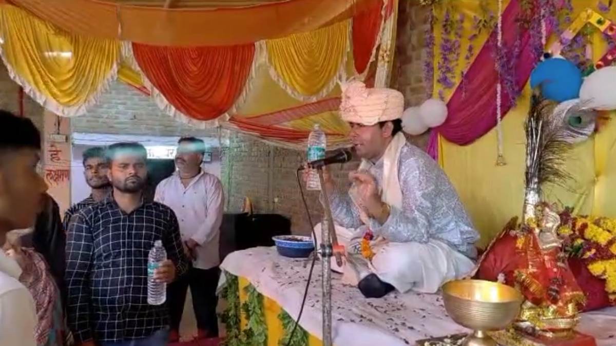 हाथरस कांड के बाद भी आस्था के नाम पर चल रहा अंधविश्वास का खेल, बोतल वाले बाबा ने जुटाई हजारों की भीड़, पानी से सभी बीमारियों को ठीक करने का किया दावा