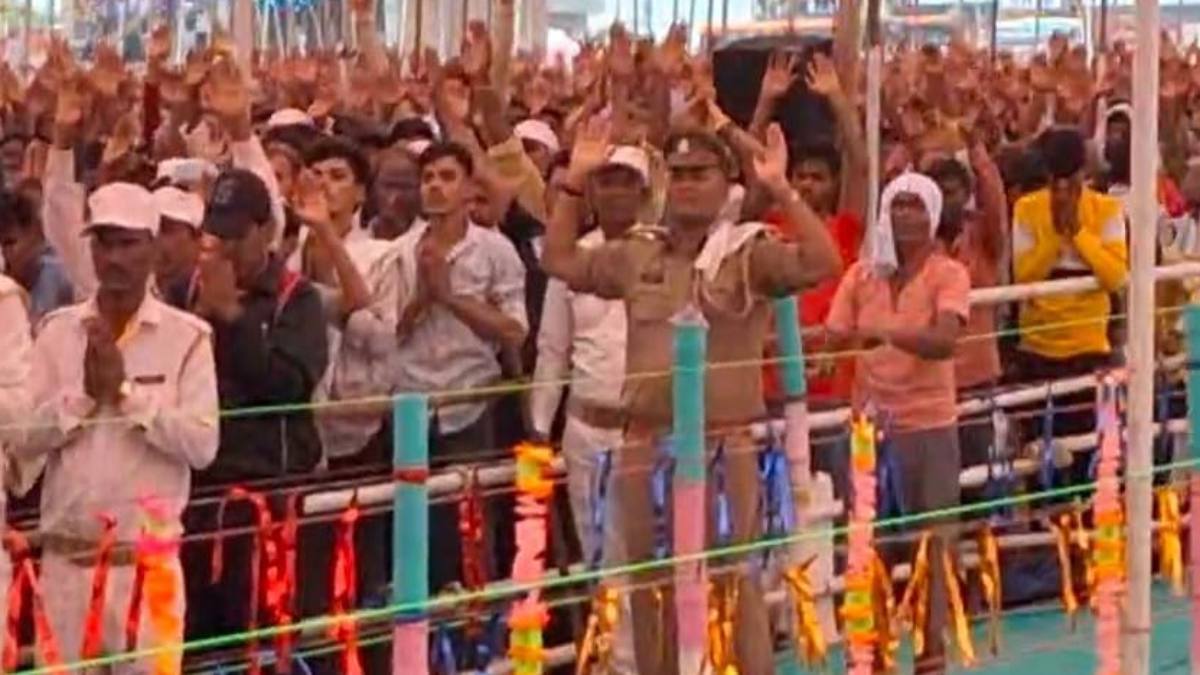 Hathras Stampede: सत्संग में व्यवस्था संभालने के बजाए ‘भोले बाबा’ के सामने नतमस्तक दिखी पुलिस, Video वायरल