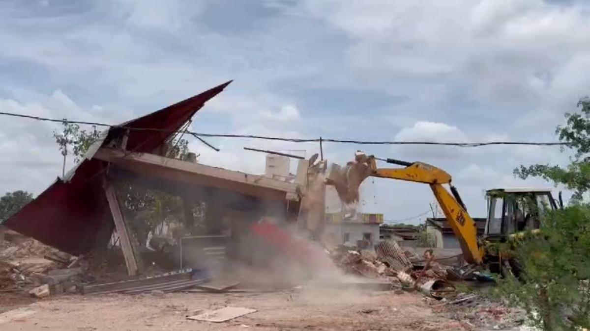 अपराधियों के बुलंद हौसले को तोड़ने के लिए चला बुलडोजर, अवैध ढाबों और दुकानों को किया गया जमींदोज