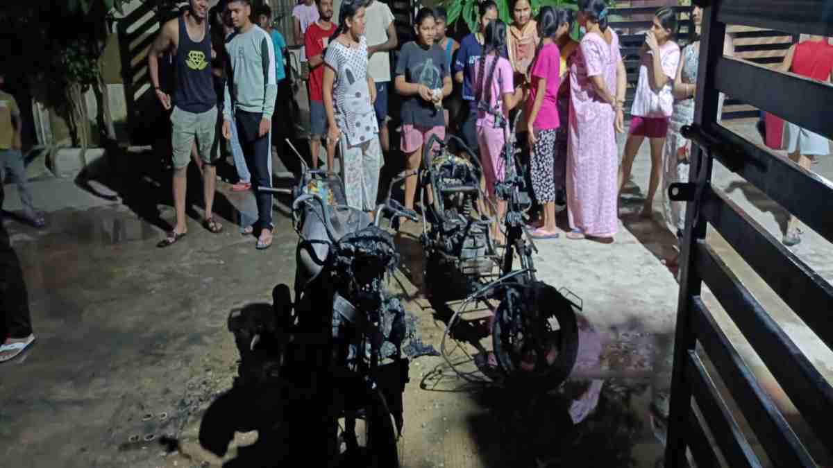 इलेक्ट्रिक गाड़ी में धमाके के बाद घर में लगी आग, मोहल्ले वालों की सतर्कता से बची परिवार की जान