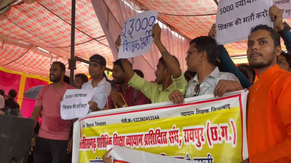 शिक्षक भर्ती की मांग को लेकर बीएड-डीएड के अभ्यर्थियों ने किया प्रदर्शन, 50 हजार से अधिक युवाओं को बेरोजगार होने का डर…