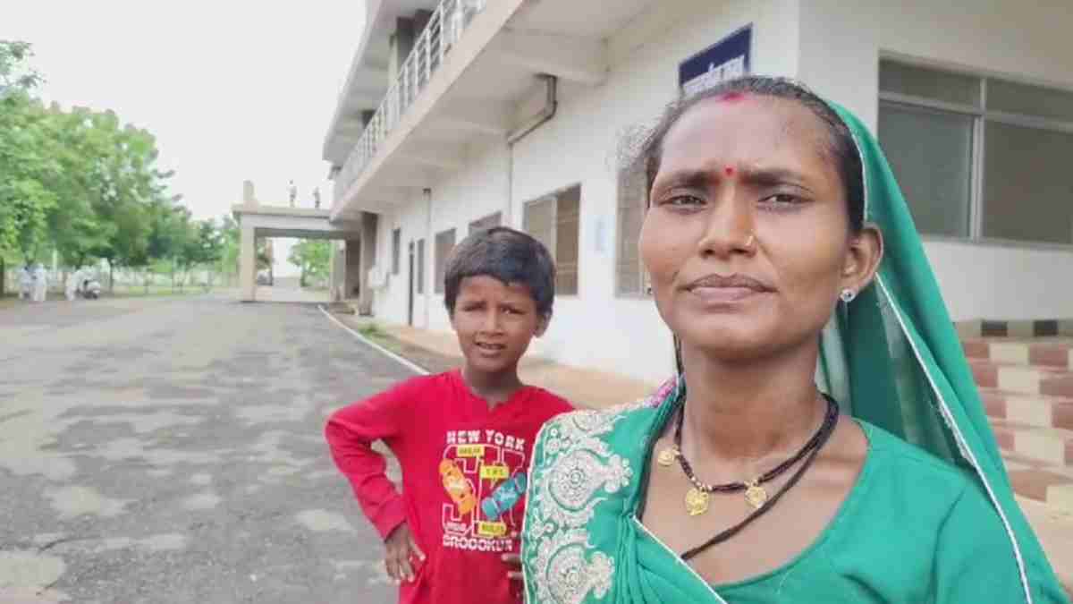 जरा इस मां की पुकार भी सुनो साहब… 10 साल के बेटे को है आंख का कैंसर, इलाज का खर्च उठाने में सक्षम नहीं, मजदूरी कर जीवन-यापन कर रहा परिवार