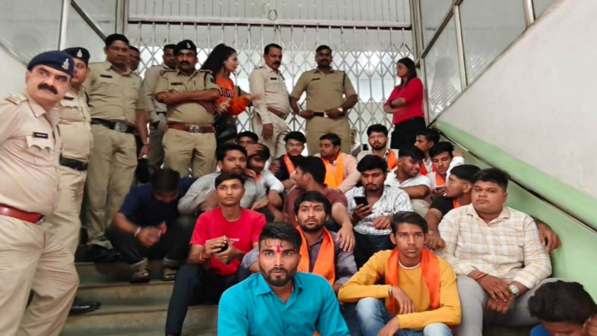 पांच शिक्षकों ने मिलकर छात्र की कर दी पिटाई, ABVP ने खोला मोर्चा, कहा- जल्द कार्रवाई नहीं होने पर करेंगे उग्र प्रदर्शन