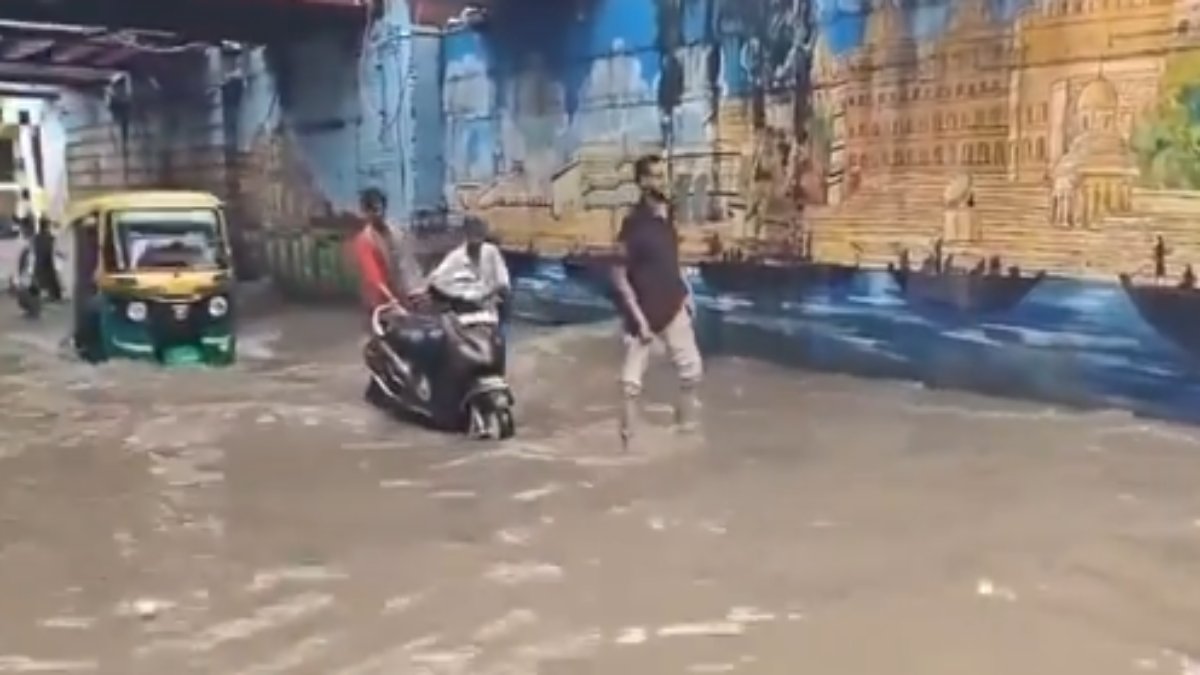 PM मोदी के संसदीय क्षेत्र वाराणसी की सड़कें बनी समंदर, अखिलेश यादव ने Video शेयर कर कसा तंज