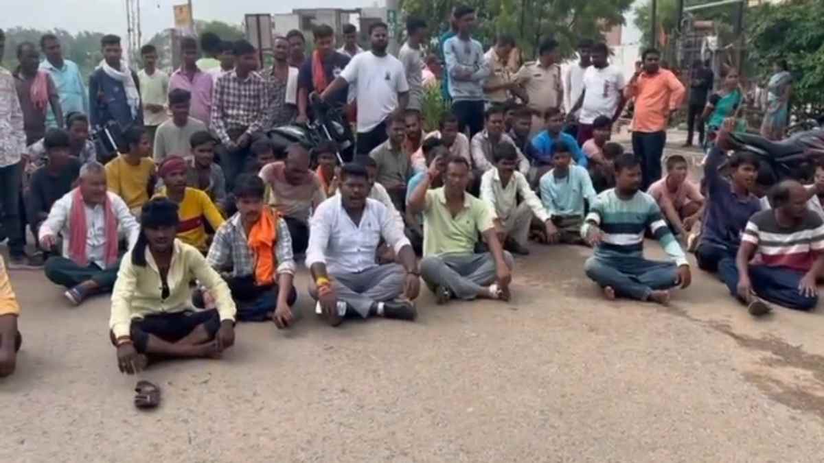 देवार डेरा को हटाने लालपुर के लोगों ने किया चक्काजाम, आए दिन मारपीट-लूटपाट करने का लगाया आरोप