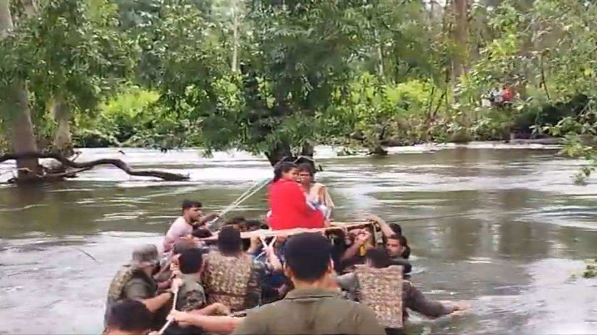 CRPF जवानों के जज्बे को सलाम: प्रसूता और नवजात बच्चे को उफनती नदी कराया पार, सुरक्षित पहुंचाया अस्पताल